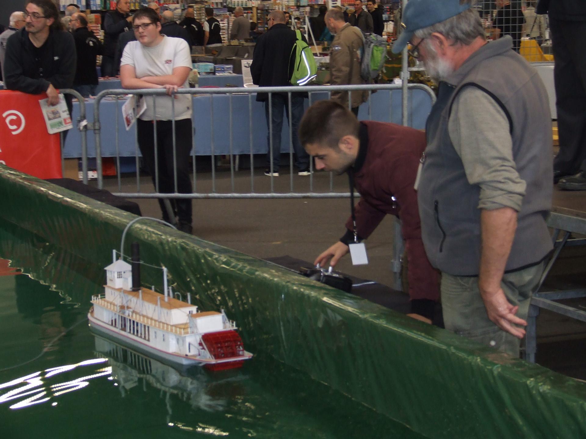 maxime et gilbert avec le bateau a roue