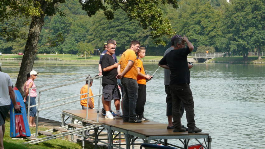 les pilotes et mécano sur le ponton