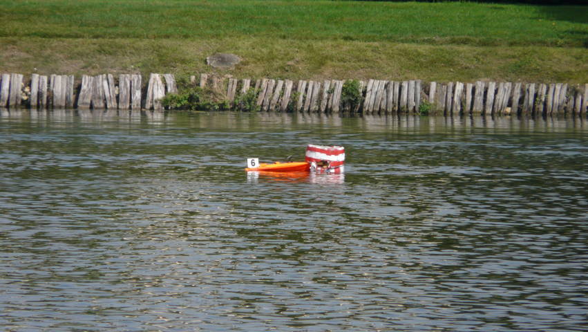 un bateau planté dans la bouée